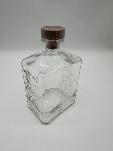 Бутылка «КВАДРО» с эмбоссингом 0.7 л.